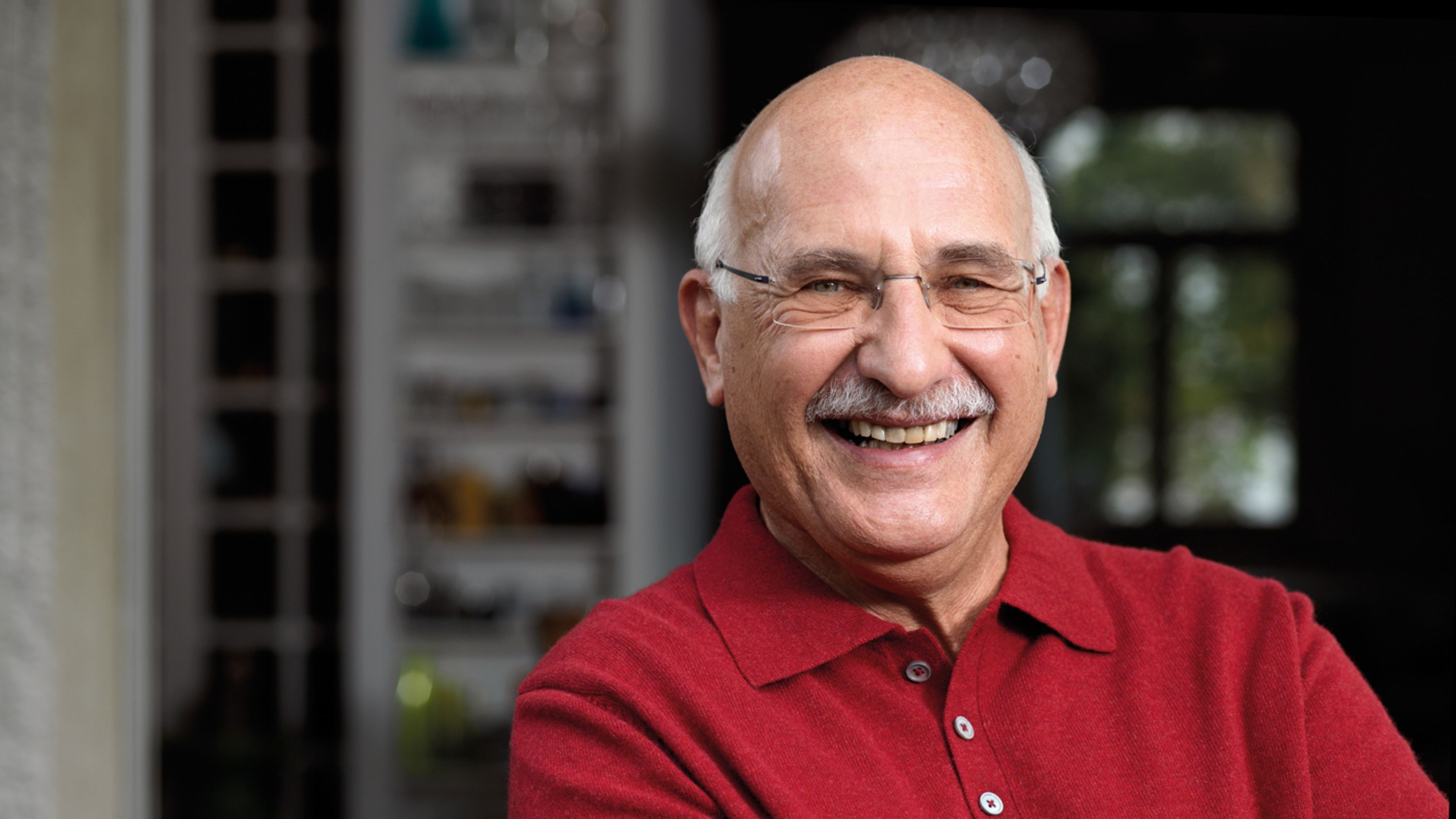 Ein Senior freut sich über seine freie Zeit.