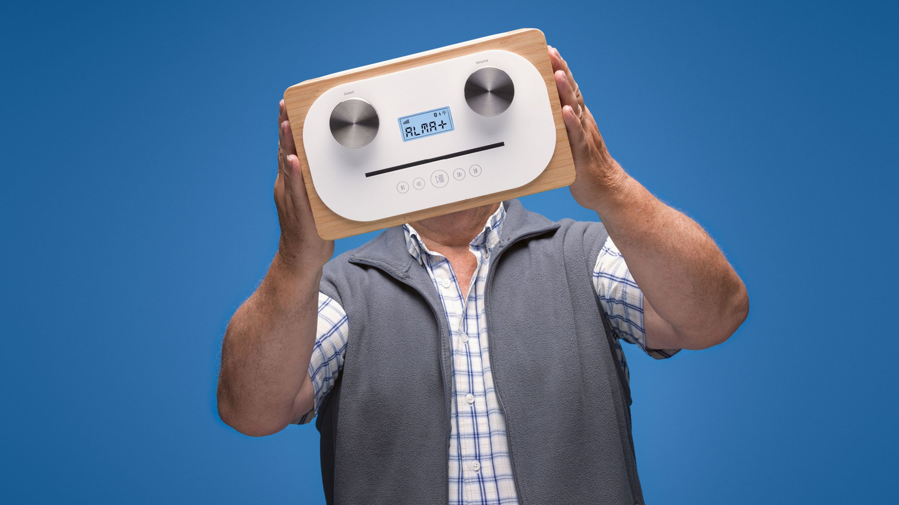 Ein älterer Mann hält neues Radiogerät mit DABplus-Empfang in den Händen (Bildrechte: Bundesamt für Kommunikation BAKOM).