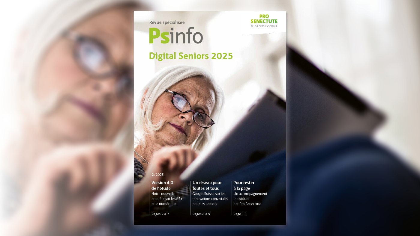 Page de couverture de Psinfo 02/2025: Une dame âgée portant des lunettes travaille sur sa tablette.