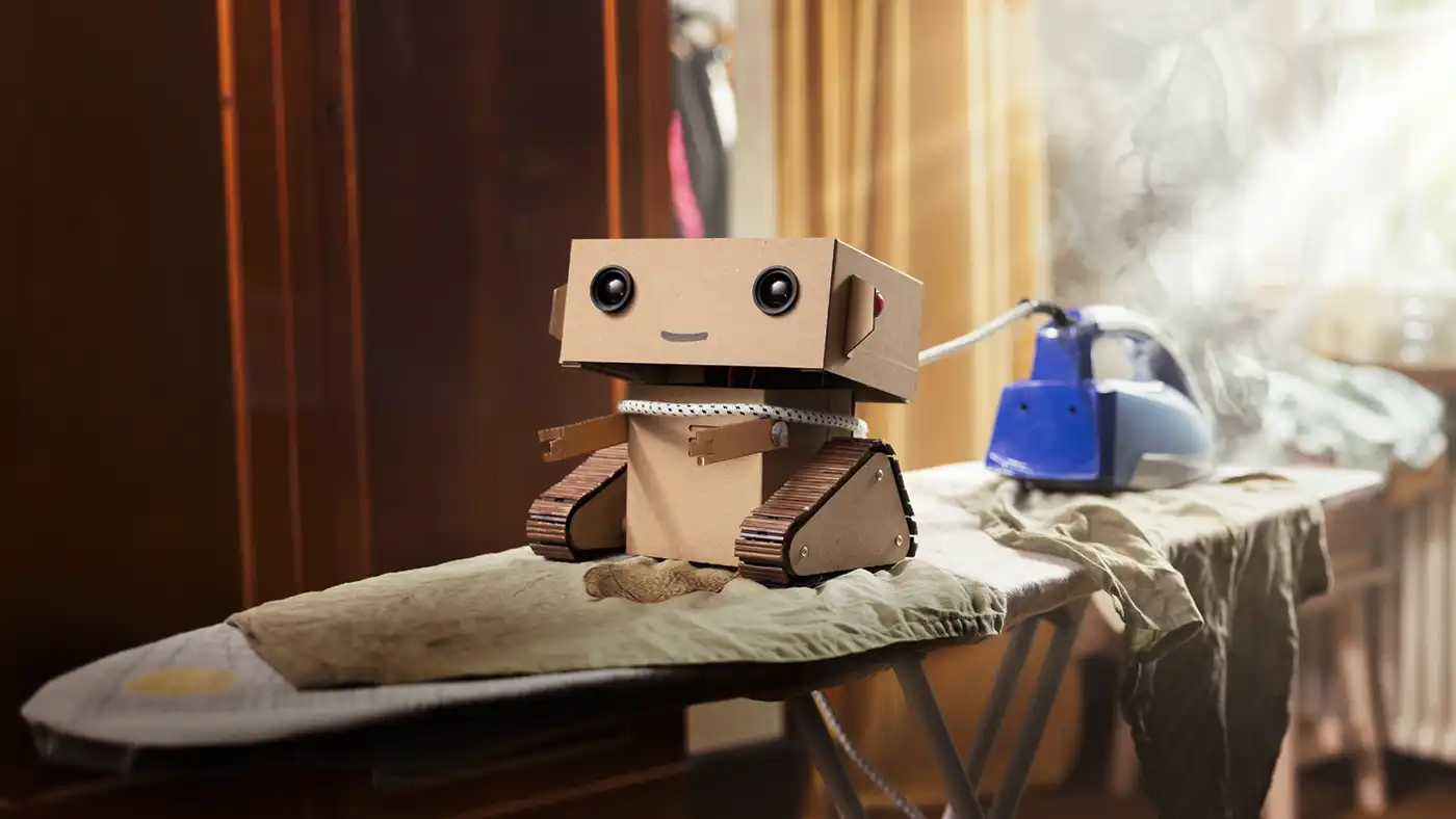 Der Roboter Robi ist am bügeln