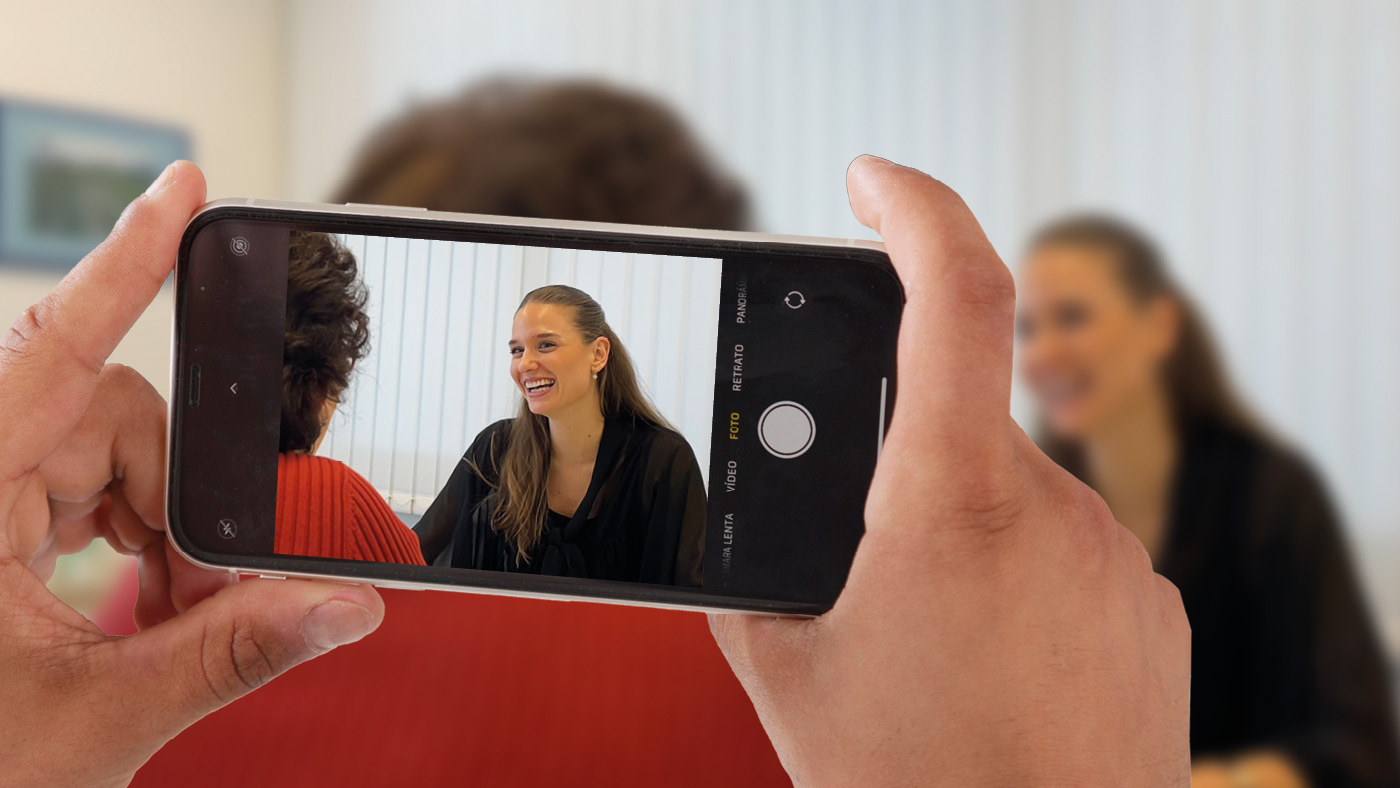 Lorraine Lüthi und Frau S in der Sozialberatung